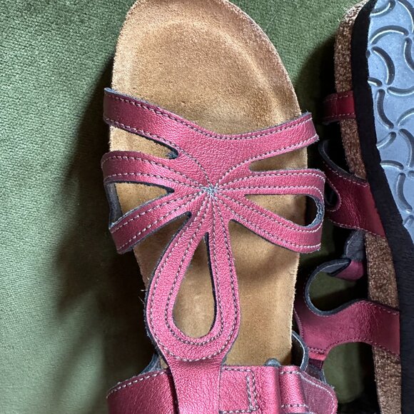 Naot LIKE NEW Rachel Shimmery Red Sandals Size 38 - Picture 4 of 9